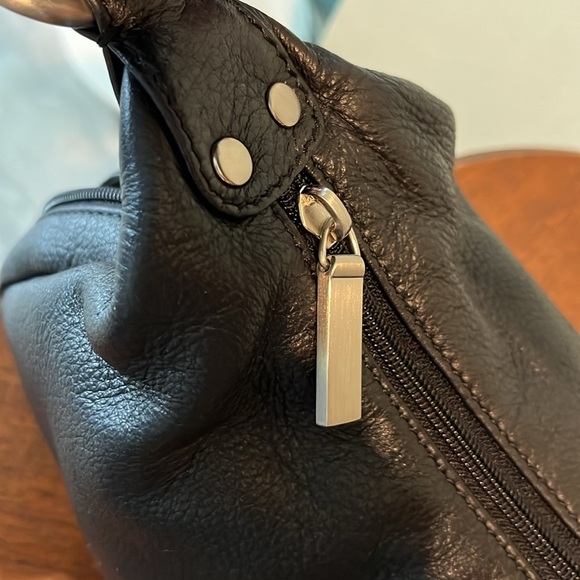 Clarks  Hobo bag  shoulder bag  pebbled leather Black  brushed silvertone HW GUC - Picture 14 of 14